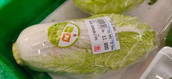 用塑料包裹的新鲜蔬菜白菜 — 图库照片