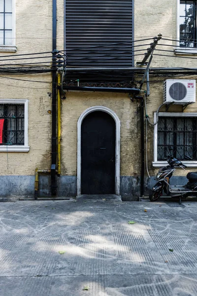 Plan Vertical Une Porte Noire Vieux Bâtiment Sale Shanghai Chine — Photo