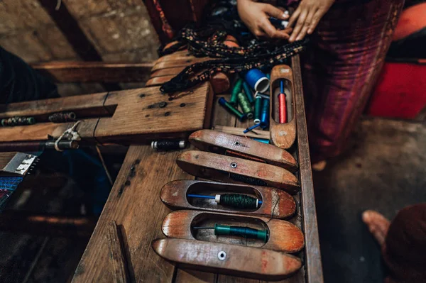 圣地亚哥用于丝绸纺织品生产的手工木织梭子 — 图库照片