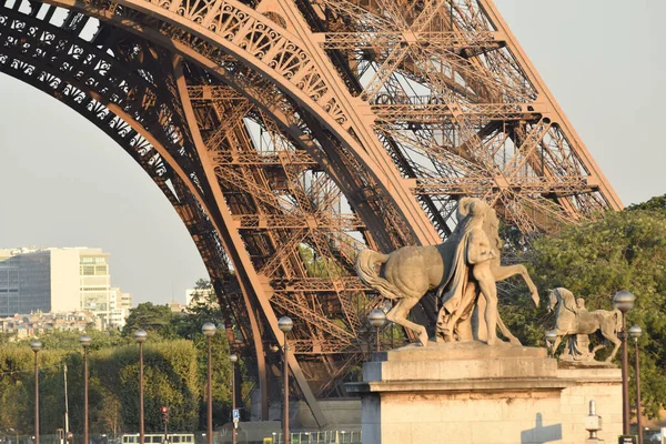 Una Scultura Cavalli Vicino Fondo Della Torre Eiffel Parigi Francia — Foto Stock