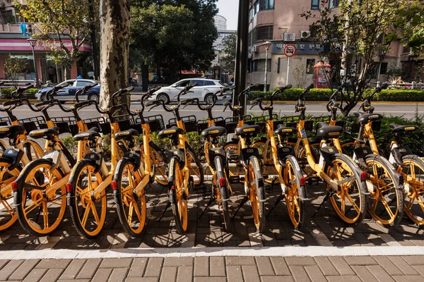 Eine Schöne Aufnahme Einer Reihe Von Geparkten Gelben Und Schwarzen — Stockfoto