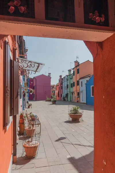 Vertikální Záběr Barevných Domů Benátkách Itálie Jasném Slunečním Světle — Stock fotografie