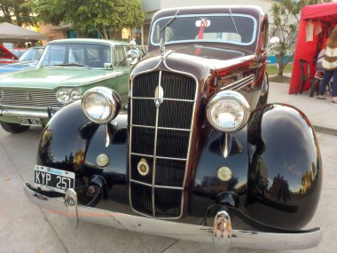 Eski kırmızı Plymouth Standard 6 model PJ 1935 iki kapılı fastback sedan. Ön manzara. Izgara yap. Expo Fierro 2022 Klasik araba şovu.