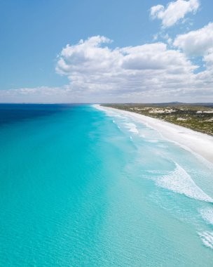 Aydınlık bir günde berrak bir mavi okyanusun büyüleyici görüntüsü.