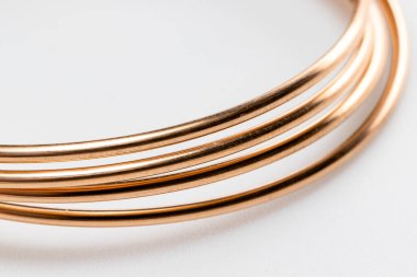 Beyaz arkaplanda izole edilmiş mücevherler için bakır tel