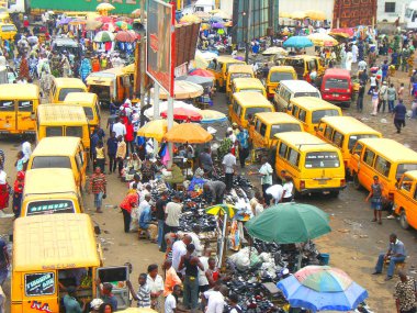 Afrika 'nın en büyük şehri olan Lagos Nijerya' daki işlek otobüs durağında bir sürü market satıcısı ve bir sürü meşgul insan var..