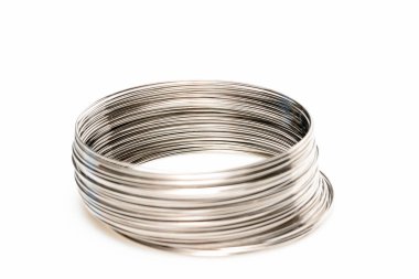 Mücevherler için gümüş kablo beyaz arkaplanda izole.