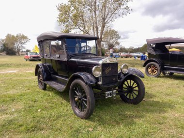 Kırsal alanda eski siyah Ford Model T Fordor Phaeton 1926. Doğa yeşili çimenler ve ağaçlar. Klasik araba şovu. Kopyalama alanı
