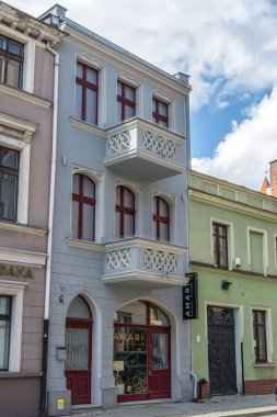 Polonya 'nın Torun kentindeki güzel ve geleneksel bir binanın dikey çekimi.