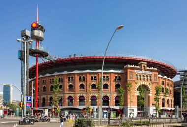 Las Arenas alışveriş merkezi, Placa Espanya, Barcelona İspanya 'da eski bir arenada inşa edilmiştir.