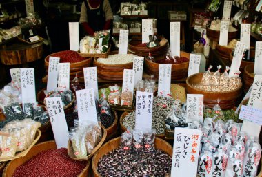 Tokyo, Japonya yakınlarındaki Kamakura kasabasındaki geleneksel bir Japon dükkanını oyala