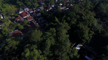 Ormanın kıyısındaki bir köyde rahat bir doğal hisle yaşamak için bir yer.