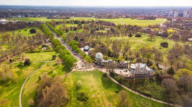 Greenwich Kraliyet Gözlemevi manzarası ve güneşli bir günde bir park.