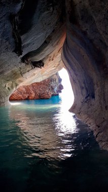 Capillas de Marmol, Şili 'de su üzerinde kayalık bir koyun dikey görüntüsü.