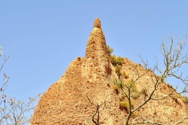 Las Medulas kasabası El Bierzo, Leon bölgesinde yer almaktadır. Bu küçük dağ kasabası yükselişin doğal başlangıcını simgeliyor..