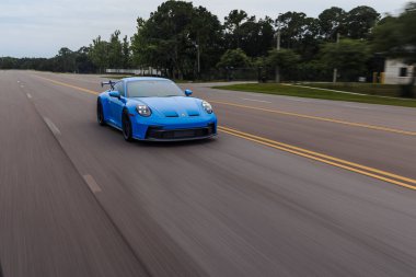 Bir Porsche GT3992 911 Carrera köpekbalığı mavi spor arabası.