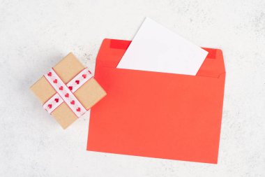 İçinde boş kağıt olan kırmızı zarf, içinde kalp olan hediye kutusu, dokulu geçmiş, doğum günü, anneler günü, babalar günü ve sevgililer günü tebrik kartı.