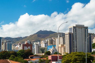 Brezilya 'nın Belo Horizonte kentindeki modern binaların üzerinde bulutlu parlak bir gökyüzü