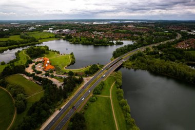 Milton Keynes 'deki Caldecotte Gölü' nün güzel bir hava manzarası.