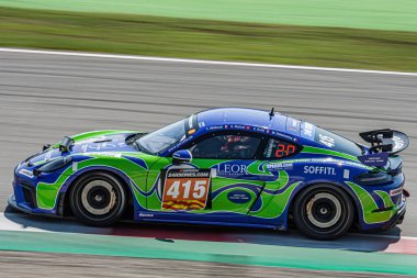 Asfalt pistinde yarış arabası. Porsche 718 Cayman GT4 CS MR