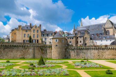 Vannes, Brittany 'deki güzel şehir, surların bahçesindeki eski ahşap evler.