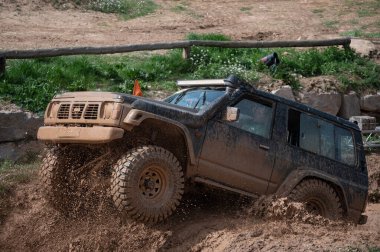 Yeşil 4. nesil Nissan Devriyesi Y60 off-road yapıyor.