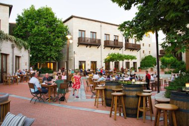 Yunanistan 'da tatiller, güzel tatil oteli Costa Navarino, Yunanistan' da lüks bir seyahat merkezi ve dünya kadar otantik deneyim sunuyor,