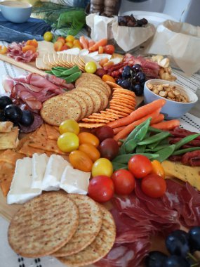 Tahta tahtalarda çeşitli aperatiflerin dikey çekimi.