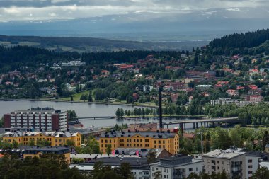 Şehrin arka planda nehir ve dağlara yakın yüksek açılı bir görüntüsü.