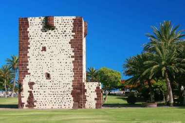 San Sebastian, la Gomera, Kanarya Adaları 'nda yeşil çimenler ve palmiyelerle çevrili Kont' un kulesinin manzarası.