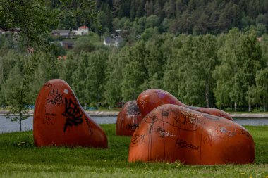 İsveç, Ostersu 'daki bir gölün kenarındaki parktaki heykellerin üzerine yazılı ve çizilmiş şeyler.