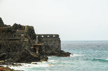Atlantik Okyanusu yakınlarındaki Antik Eski Kaya Kalesi