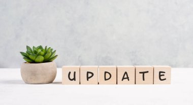 Sözcük güncellemesi tahta küplerin üzerinde duruyor, iş hayatında ilerleme, ofiste masa, metin için kopyalama alanı, katus bitkisi