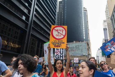 Silahları protesto eden büyük bir kalabalık. Brooklyn 'deki Cadman Plaza' dan Brooklyn Köprüsü üzerinden New York 'a yürüyorum. Hayatımızın üzerinden yürü Protesto et.