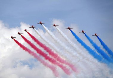Kraliyet Hava Kuvvetleri Kırmızı Okları Kraliçe 'nin platin yıldönümü kutlamaları sırasında Londra' nın merkezinde düzenlenerek uçuyor.