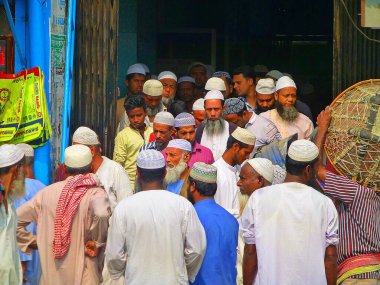 Bangladeş kilometrekare başına 1265 nüfusuyla en az gelişmiş ülkedir (2020).
