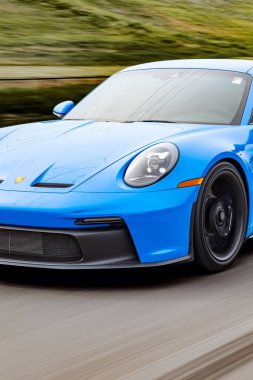 Mavi bir Porsche 911 GT3 spor arabasının dikey çekimi