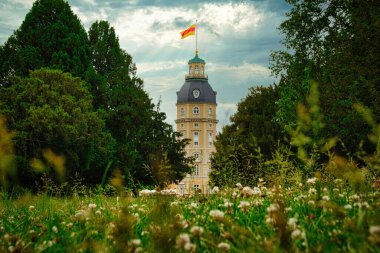 Almanya 'nın Karlsruhe kentindeki kale kulesinde bir bayrak