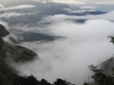 Tayvan 'daki Yushan Dağı' nı kaplayan beyaz bulutların yüksek açılı görüntüsü