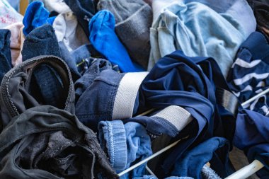 Bir yığın eski elbise ve tekstil.