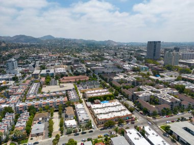 Bulutlu bir günde Glendale, California 'daki mimarinin hava görüntüsü.