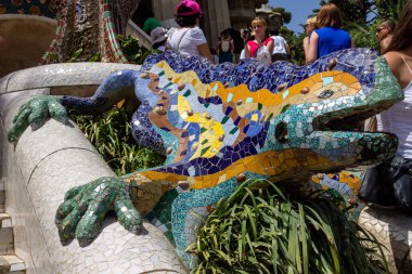 Bir ejderha çeşmesi, Gaudi 'nin çok renkli mozaik semenderi Park Guell, Barselona, İspanya' da. Şans ve mutluluğun sembolü.