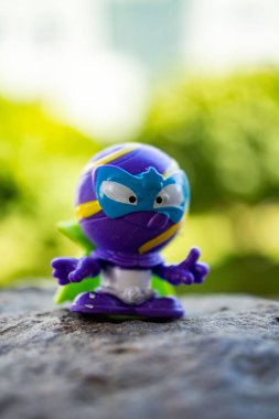 Süper Şeyler 'in dikey yakın çekimi. Globus' un oyuncak heykeli.