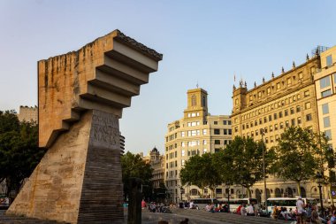 Placa de Catalunya meydanında soyut bir yapı.