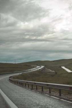 Yağmurlu bir günde boş bir otoyolun fotoğrafı