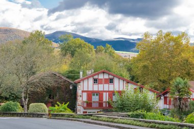 Bask bölgesindeki Ainhoa köyündeki tipik evler.