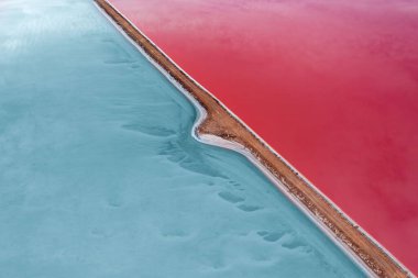 Batı Avustralya 'daki ünlü Pembe Göl' ün tuzla kaplı kıyılarının havadan görünüşü.