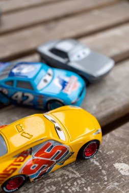 Mattel Cruz Ramirez 'in oyuncak spor arabası ve Disney Pixar Cars filmindeki diğerleri..