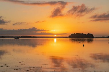 Brittany, Morbihan körfezinin manzarası, Ile aux Moines 'in manzarası, gün doğumunda