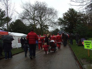Noel Baba Koşusu, koşucuların Noel Baba kostümü giymesiyle başlıyor.